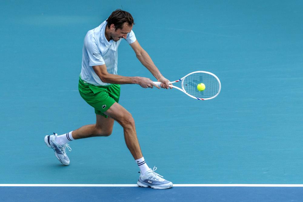 热身赛-多点开花，大连英博一线队4-1轻取U21队.